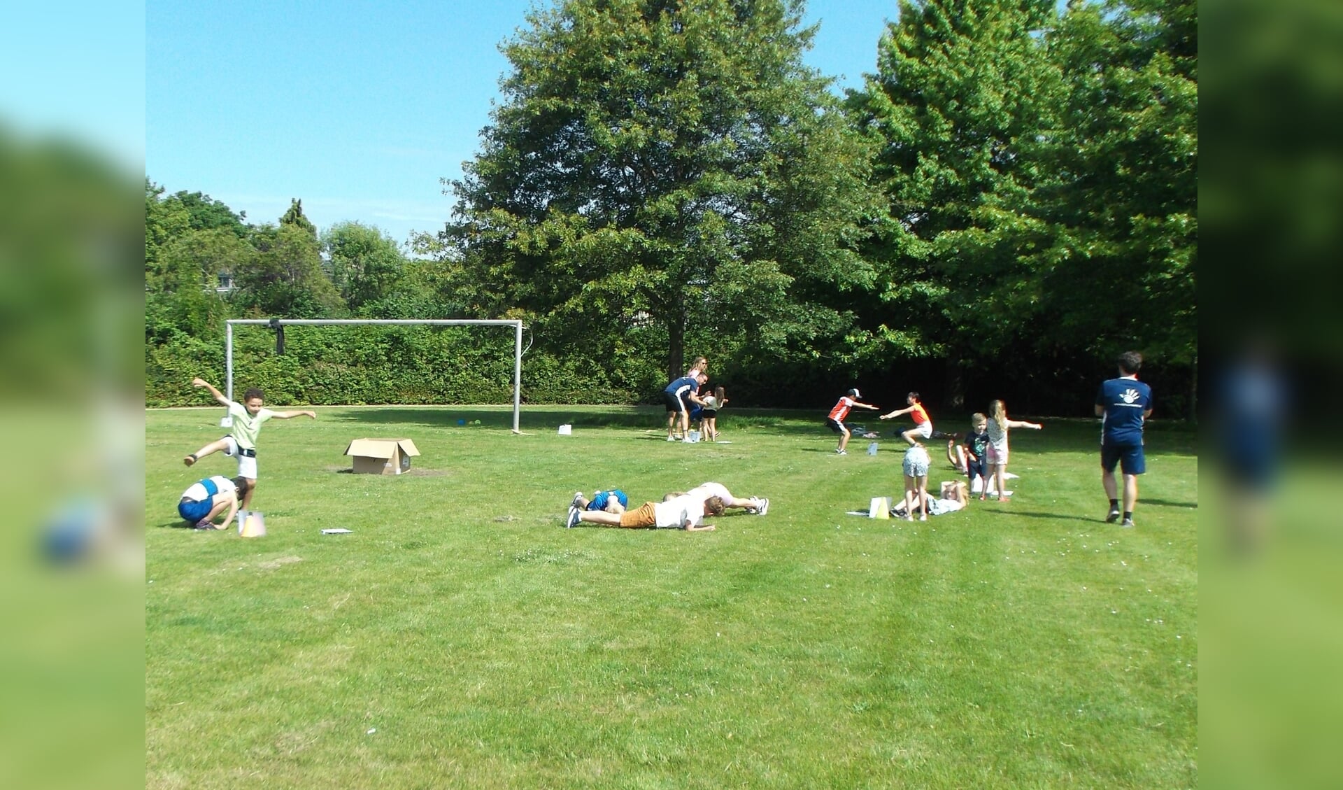 Enthousiaste kinderen deden verschillende fitnessoefeningen om kerngezond te blijven