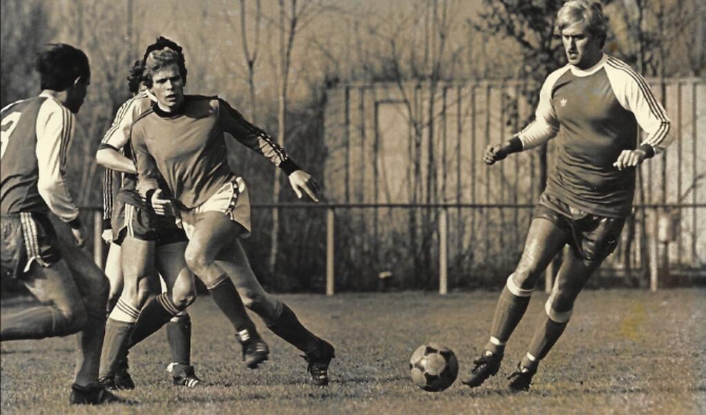 Rijsoord-speler Gerrit van der Burg (midden) maakt het drie ‘Zwervers’ lastig.