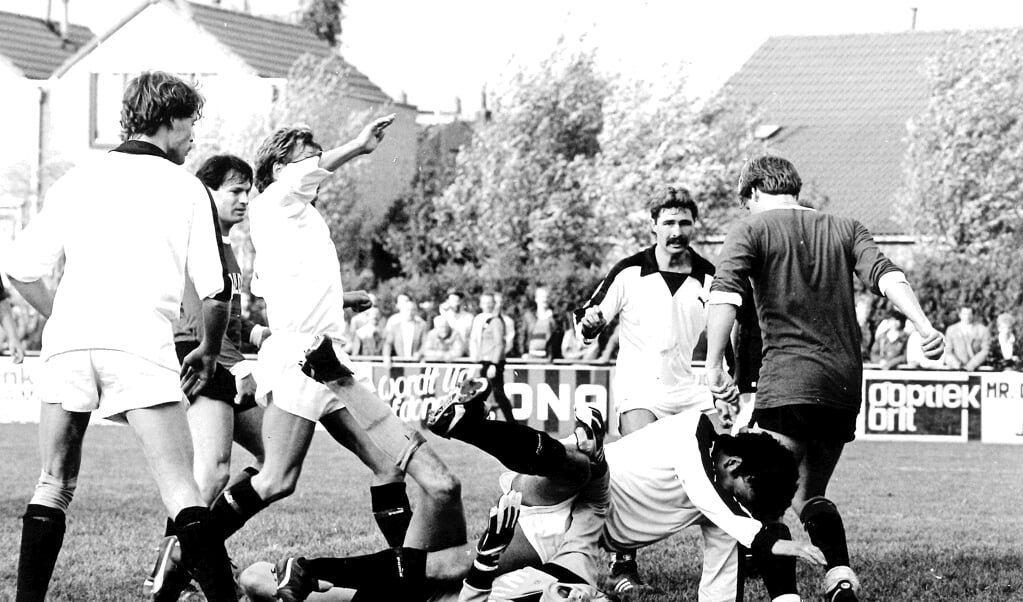 IFC-er Wim Zevenbergen (nog juist zichtbaar tussen 2 Goudse aanvallers) heeft meer oog voor de onzichtbare bal dan zijn om hulp schreeuwende keeper.