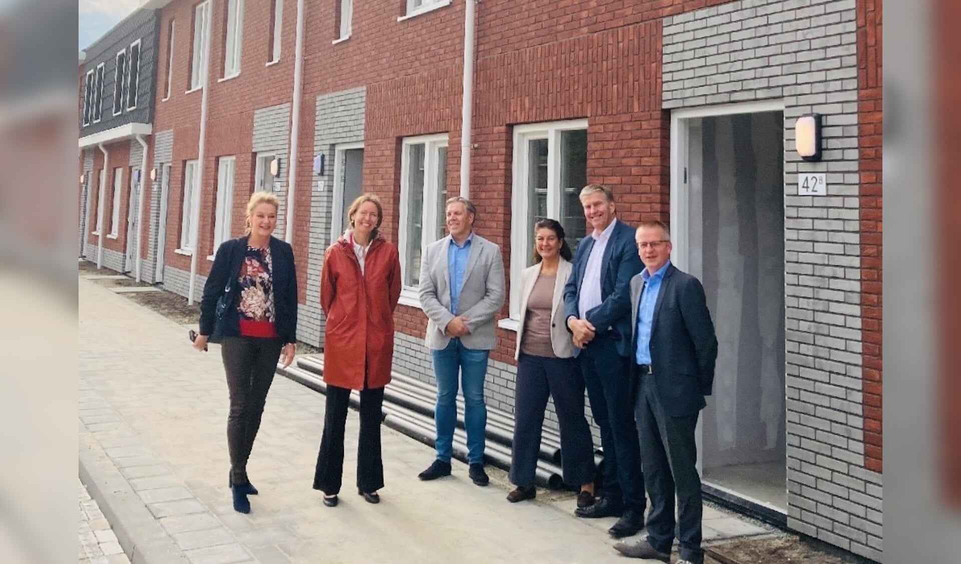 Op de foto van links naar rechts: 
Liesbeth Groeneveld (bestuurder Woonkracht10), Anne Koning (gedeputeerde Provincie Zuid-Holland), Daan Ossewaarde (projectleider Woonkracht10), Miriam Bode (programmamanager gemeente Zwijndrecht) Erwin Zwijnenburg (Woonkracht10), Robert Kreukniet (wethouder gemeente Zwijndrecht)