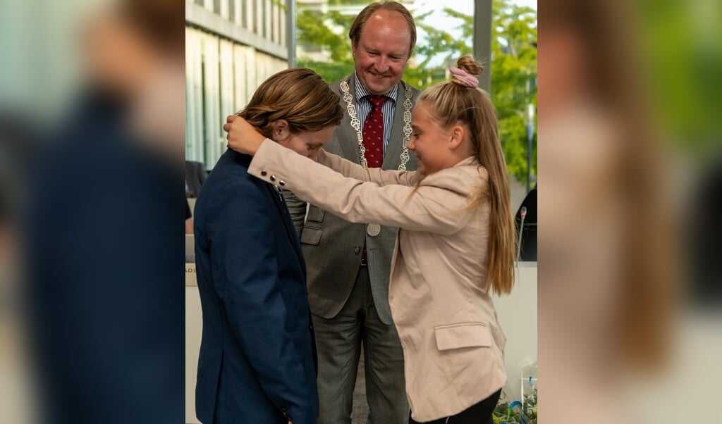 Jaylinn Addink overhandigt ambtsketen aan nieuwe kinderburgemeester Melle Kramer