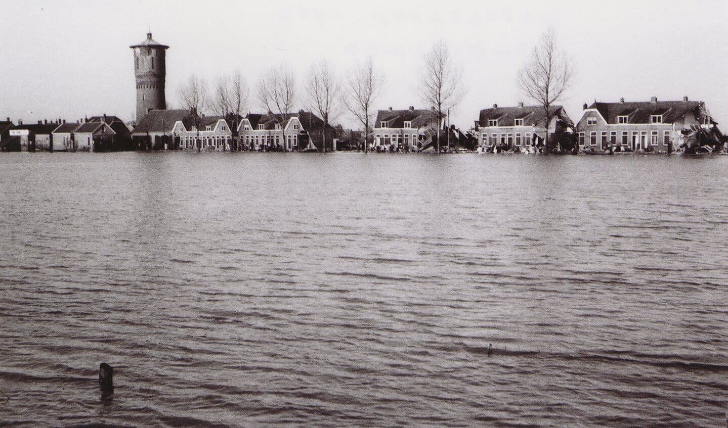 De Veerweg met de watertoren (afgebroken in 1996), gezien vanaf de Nieuwe Bosweg, nu Noordeinde.