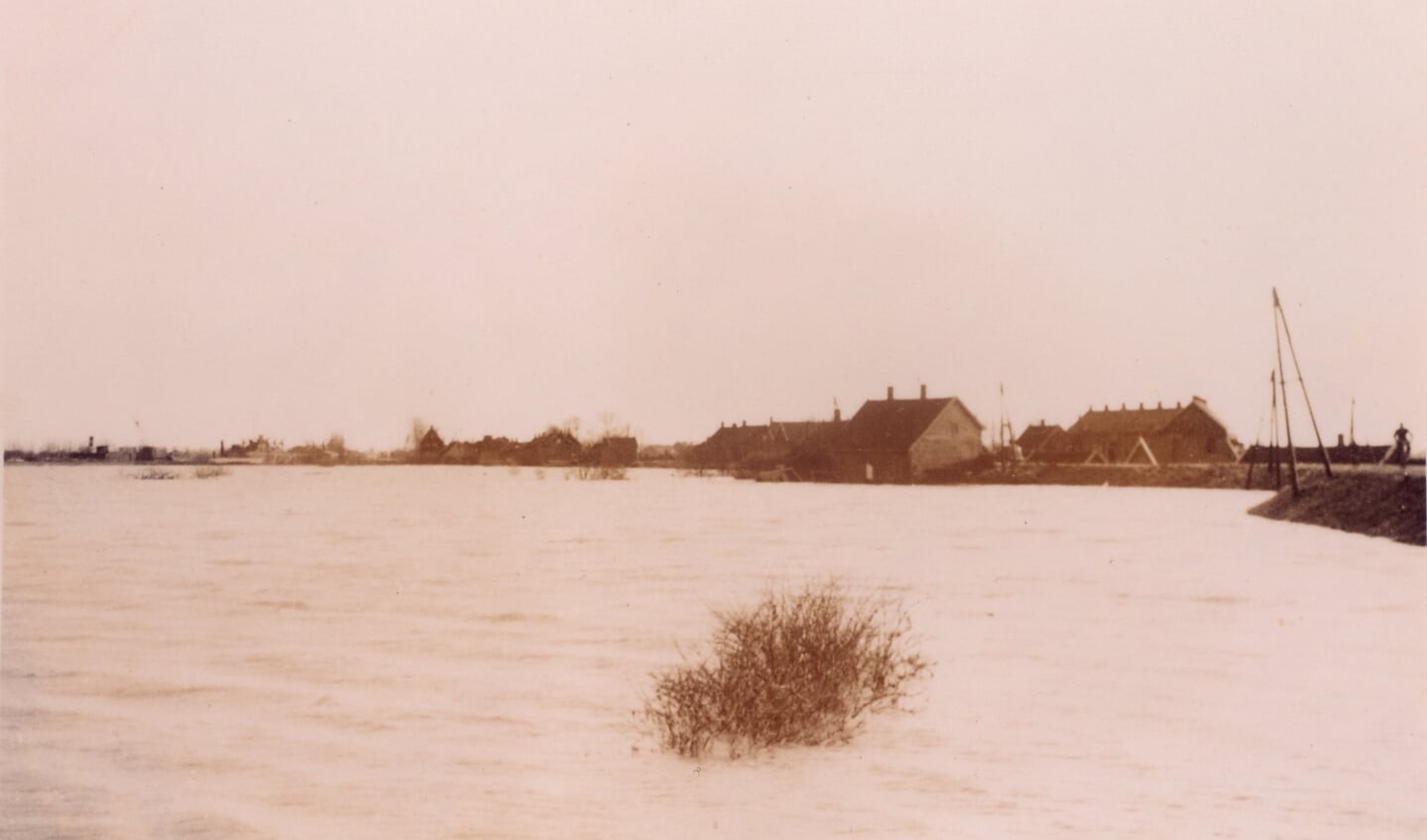 De Antoniapolder (nu bedrijventerrein) met de Veersedijk in de verte.