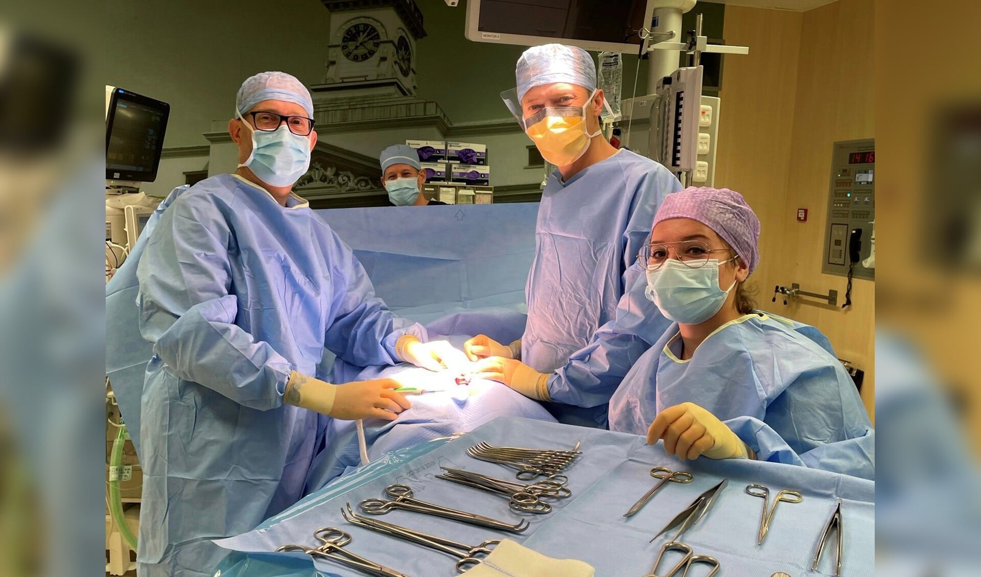 Chirurgen Smeenk (links) en Toorenvliet, hier samen aan het opereren: ‘Patiënten zijn erg tevreden over de nieuwe aanpak en wij zijn dat daardoor ook’.