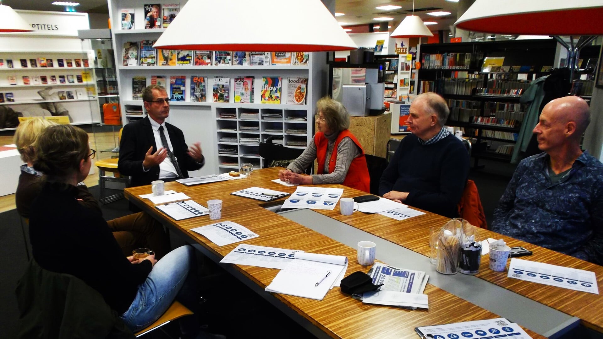 Wethouder Ralph Lafleur beantwoordde tijdens een 'Koffie met...' bijeenkomst in de bibliotheek in Cascade vragen op het gebied van duurzaamheid.