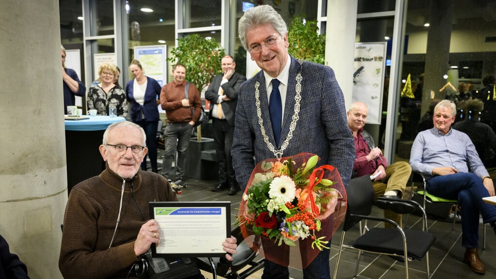 Gerard baan ontvangt 'De Zwijndrechtse Heugel' van burgemeester Edo Haan.