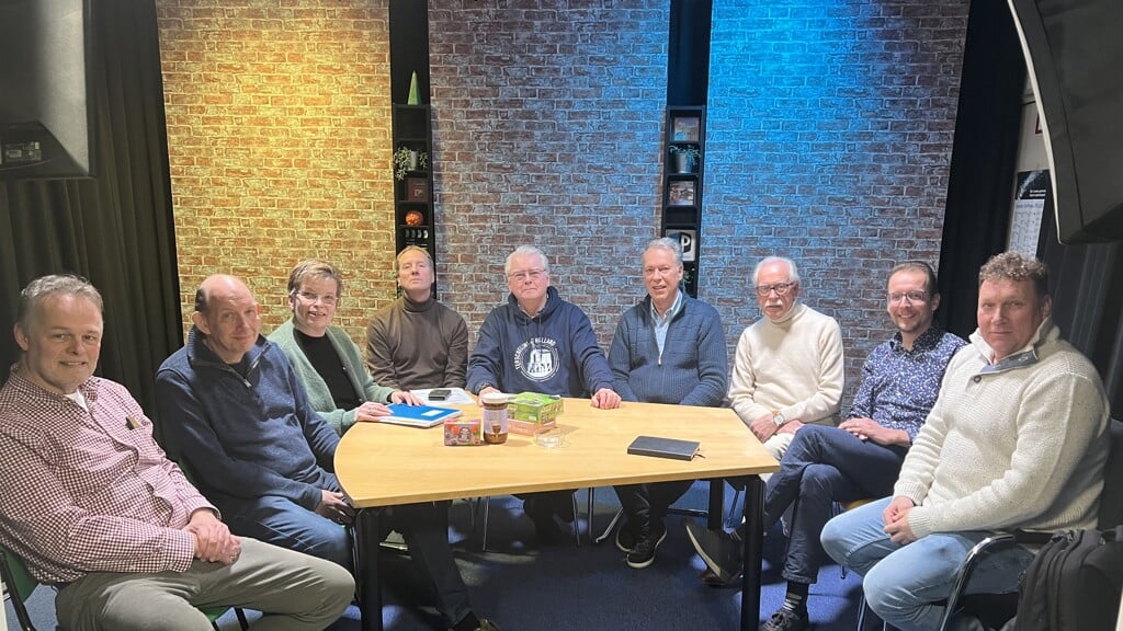 Op de foto v.l.n.r.: Koos van Wijngaarden (RTV Papendrecht), Tony
Bierhaus (ATOS), Nelleke de Smoker (RTV Dordrecht), Ton van Wijngaarden
(RTV Dordrecht), Hans Hulswit (RTV Papendrecht), Hans Magito
(RTV-Ridderkerk), Arie Slob (Klokradio), Erik Versluis (Merwe RTV),
Bertus Kraaijeveld (Merwe RTV).