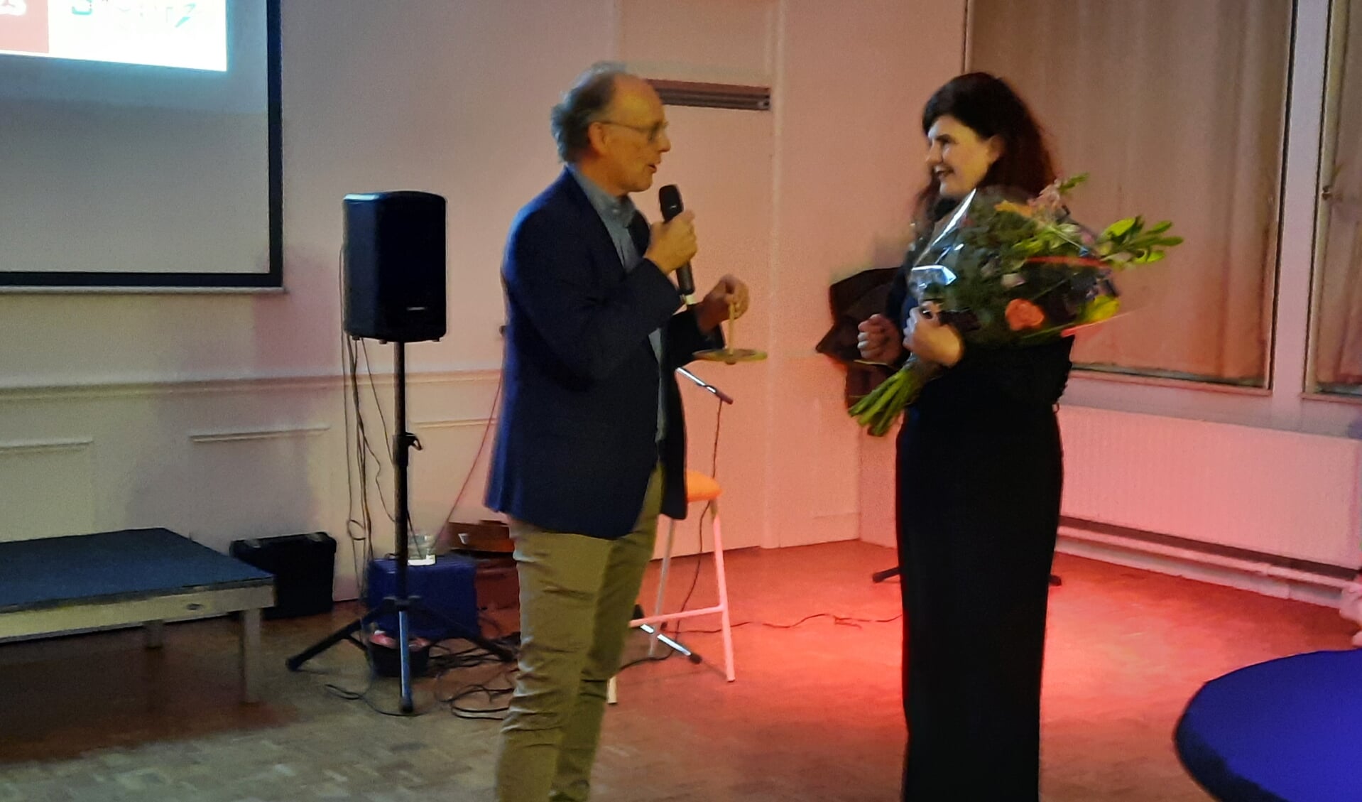Wethouder Ronald de Meij schonk directeur Yvonne Zuidgeest tol als symbool voor de wendbaarheid van Diverz.