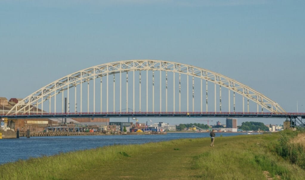 Nederland
De brug over de Noord, ook wel Alblasserdamsebrug is een stalen boogbrug in Nederland, gelegen in de rijksweg N915 en overspant de rivier de Noord tussen Hendrik-Ido-Ambacht en Alblasserdam. 