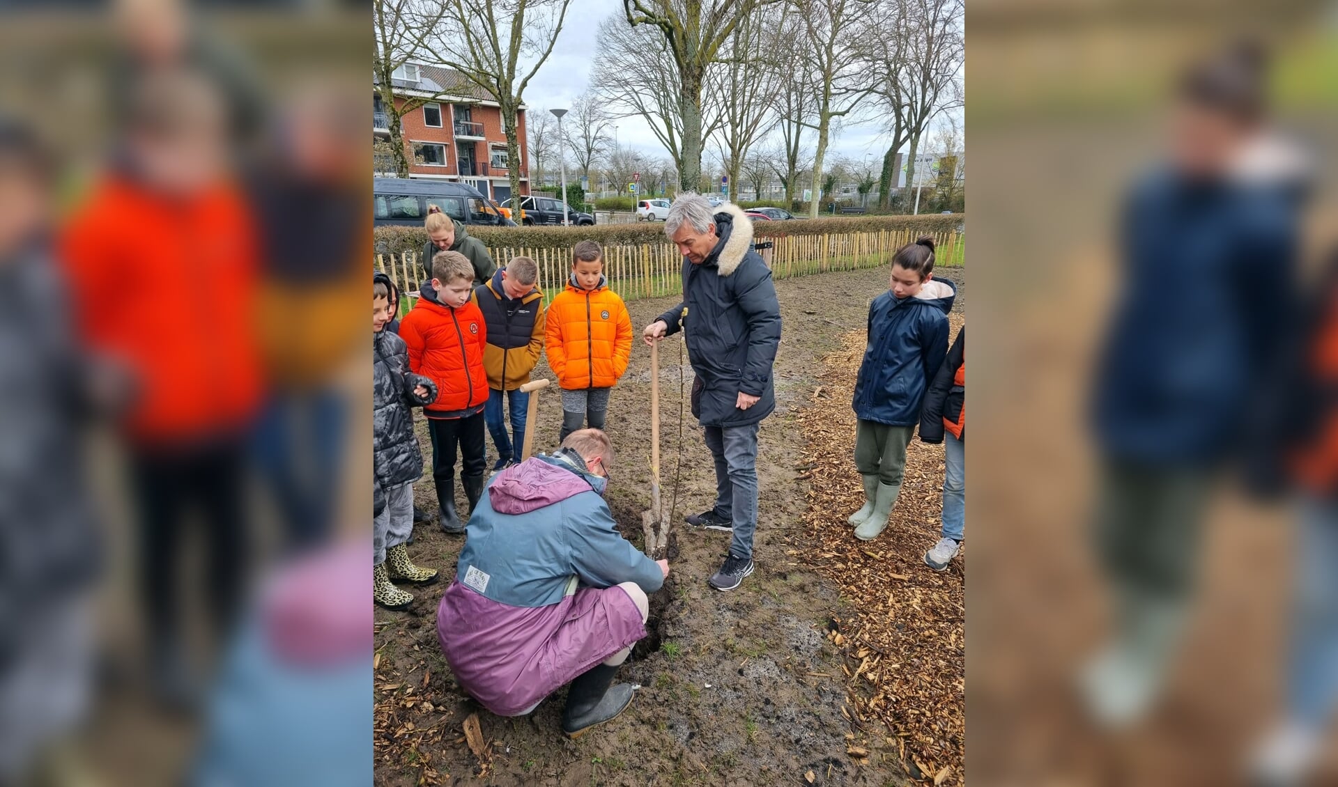 Directeur Wouter de Roon van SOL Admiraal Krommeweg plant samen met wethouder Ralph Lafleur de eerste boom van Het Kleine Reewegbos