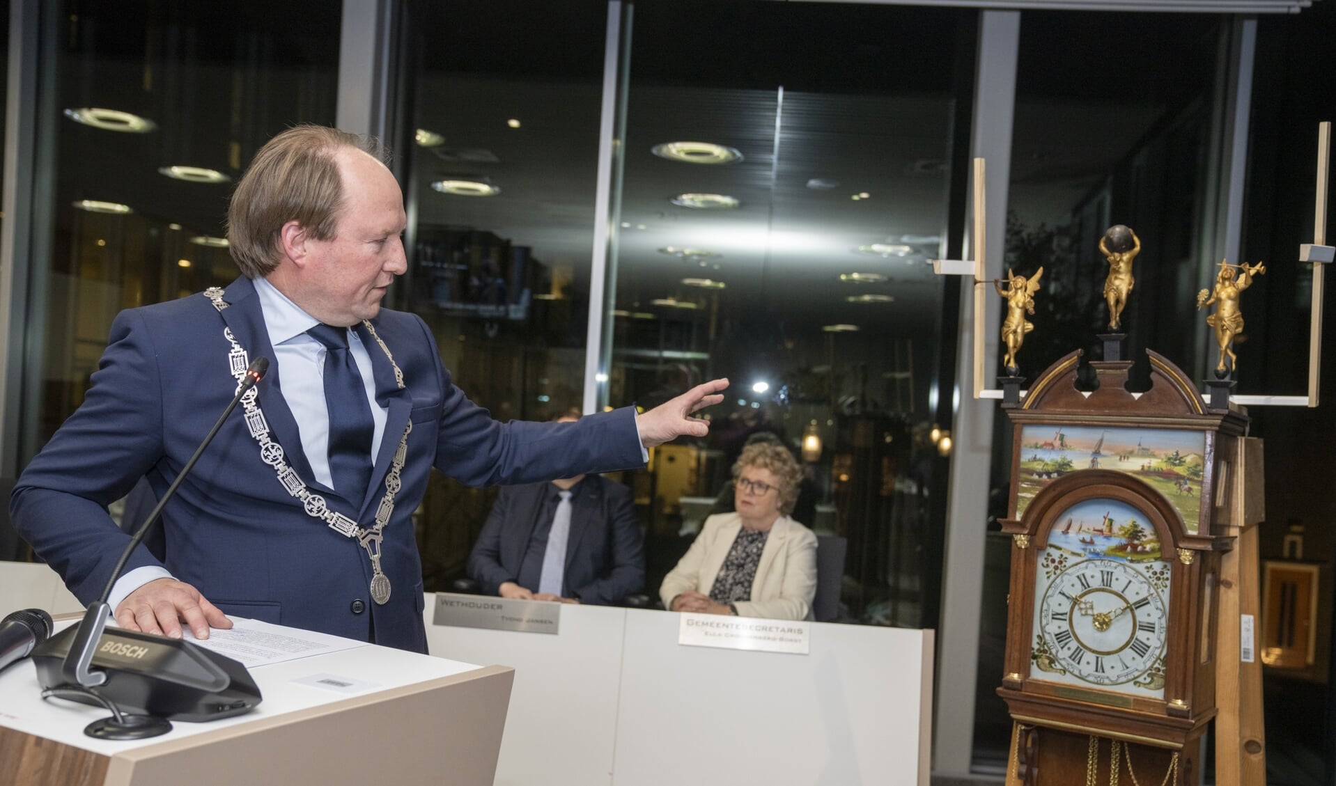 Burgemeester Van der Loo gaf zwijndrecht een burgemeestersklok cadeau. Foto: Gemeente Zwijndrecht / Winsser Visuals