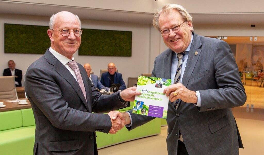 Voorzitter van de vertrouwenscommissie Leo Platschorre (links) overhandigt de profielschets aan Commissaris van de Koning Jaap Smit. 