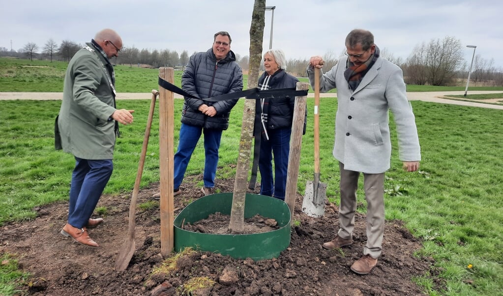 Burgemeester Heijkoop, Erik Schutte, Marjke Gommans en wethouder Lafleur bij het planten van de coronaherdenkingsboom.