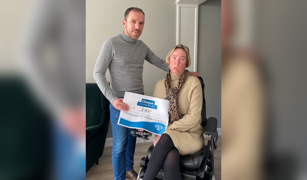 Jolanda Rodenburg met de opbrengstcheque