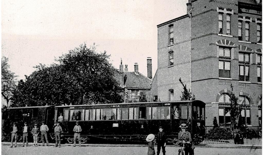 De stoomtram bij de laatste halte op het Maasplein. Collectie auteur.