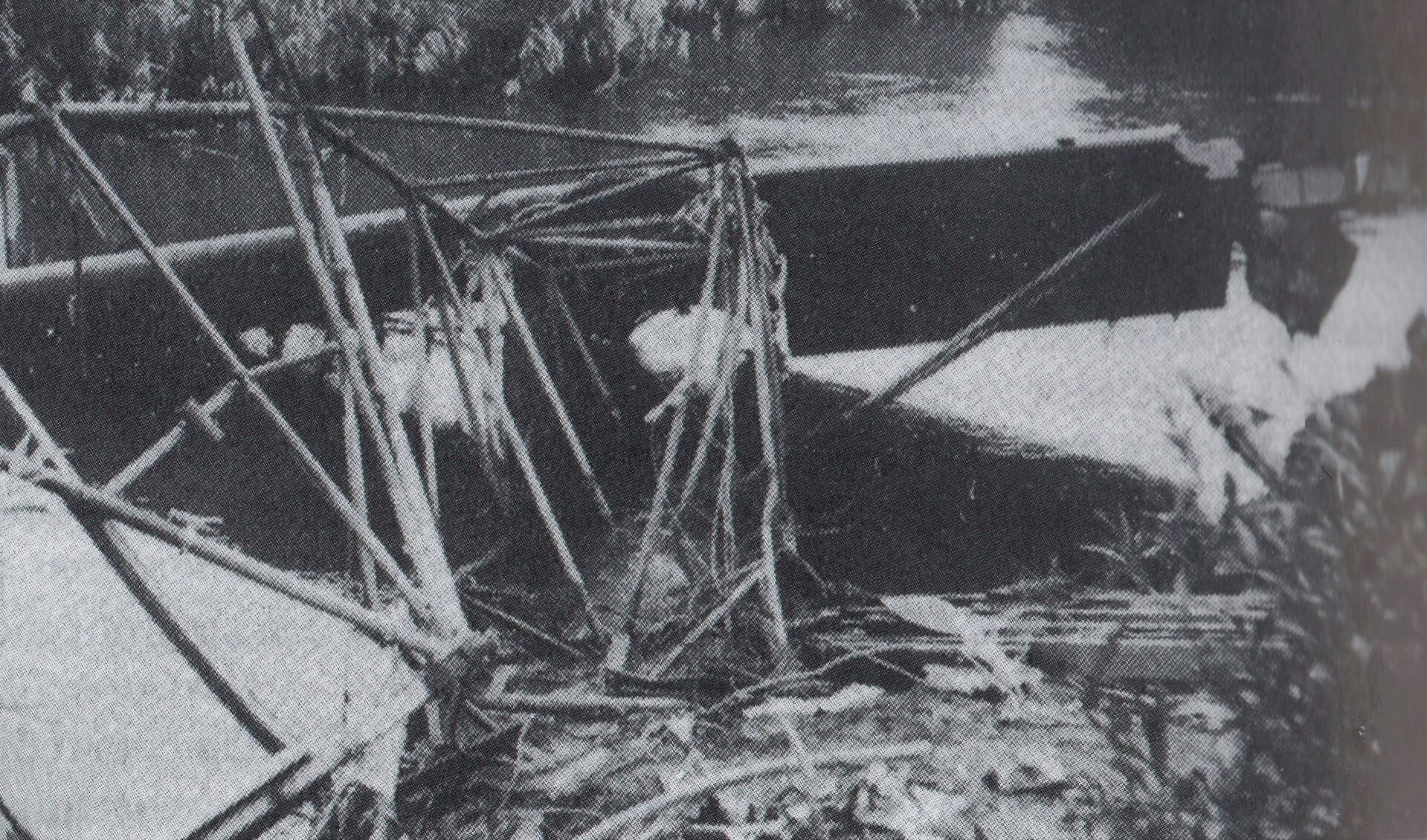 Het wrak van de neergestorte Fokker bommenwerper in het water van de Crezéepolder.