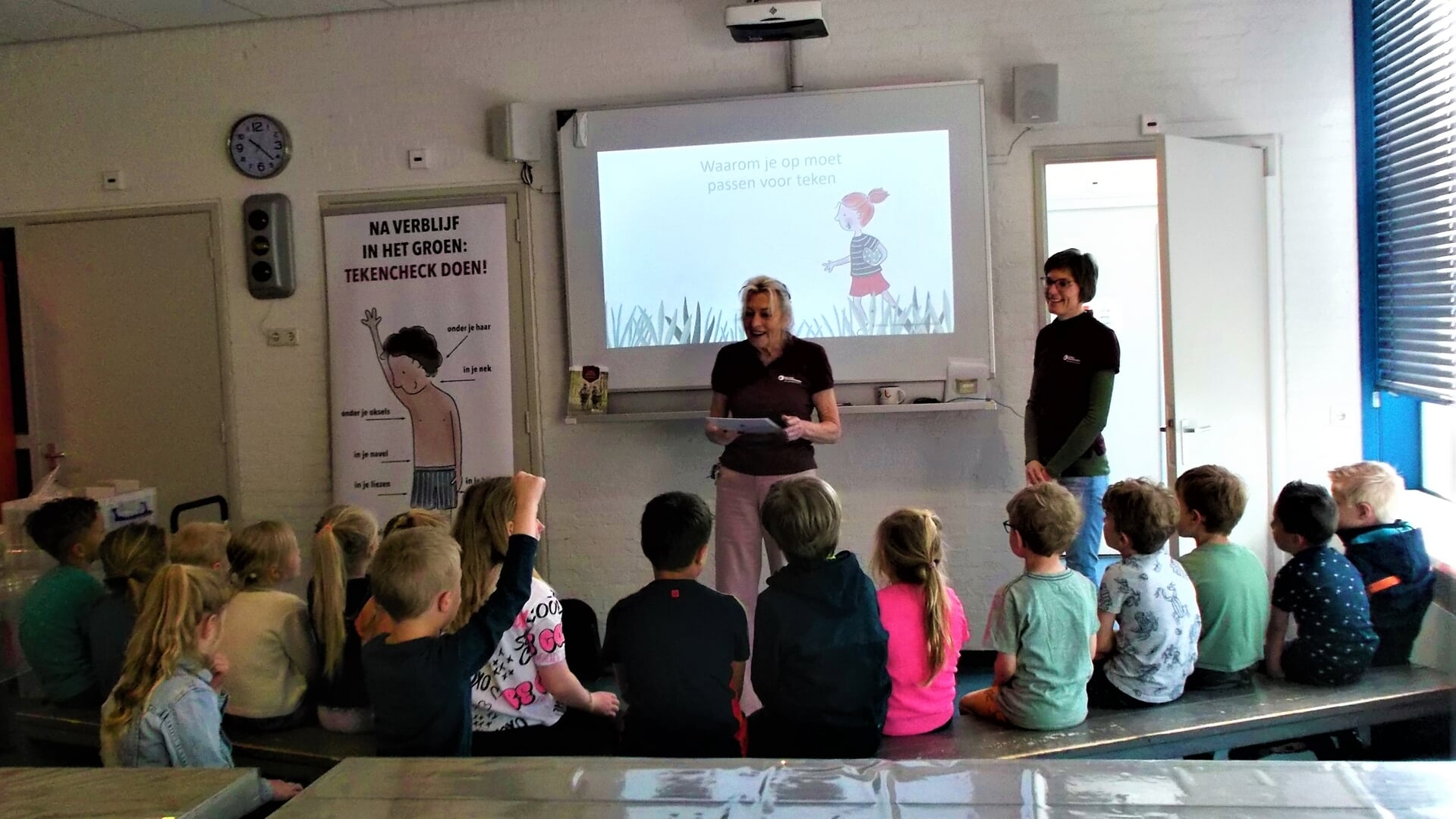 De kinderen hadden veel vragen tijdens de les over teken en tekenziekten