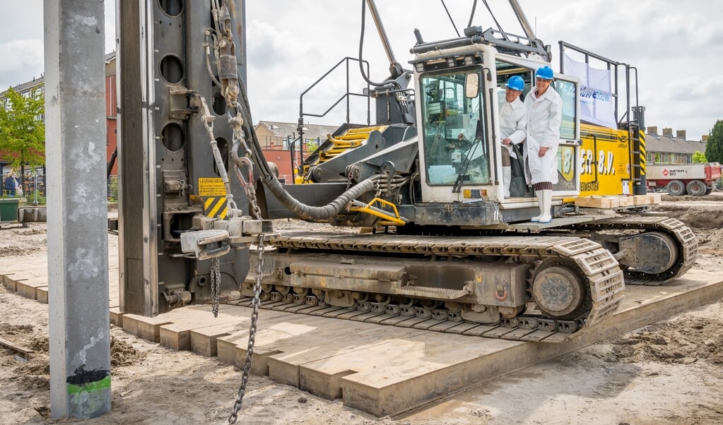 Rhiant Viert Eerste Paal Moment Van Appartementen Oranjebuurt | Hét ...