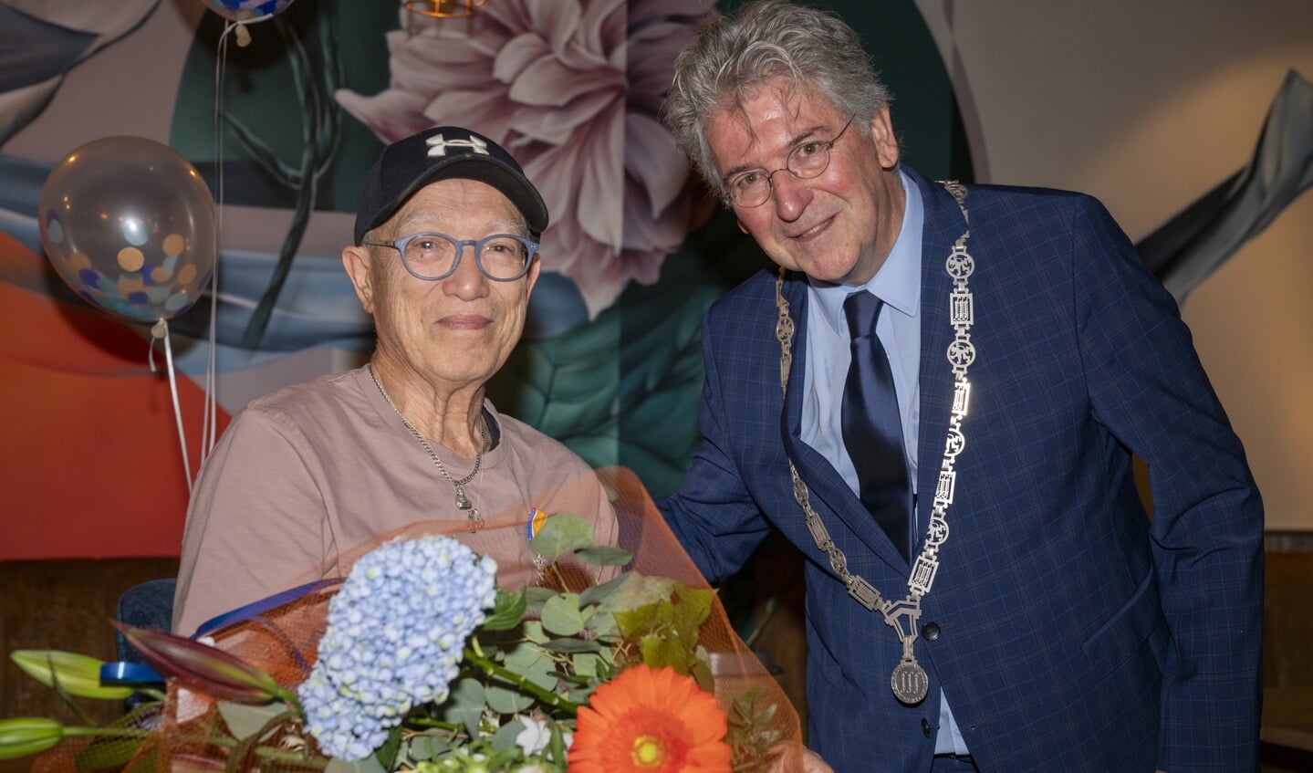 HENDRIK-IDO-AMBACHT, 08-07-2023, Sporthal de Sophiahal . Uitreiking Koninklijke Onderscheiding door burgemeester Edo Haan aan Iwan Adriaans