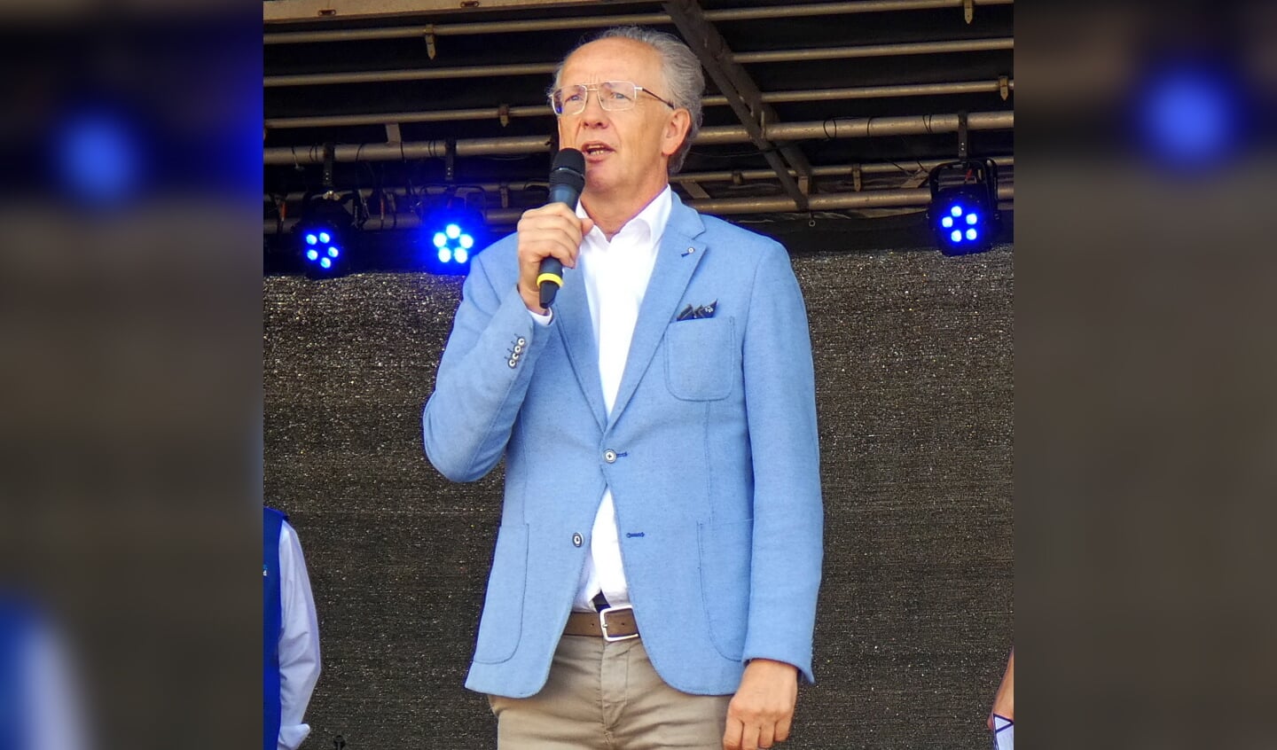 Wethouder Ronald de Meij opent het Vrijwilligersfestival.