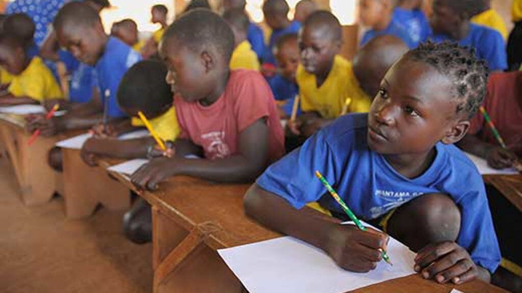 De stichting zorgt er onder andere voor dat gesponsorde kinderen toegang hebben tot onderwijs.