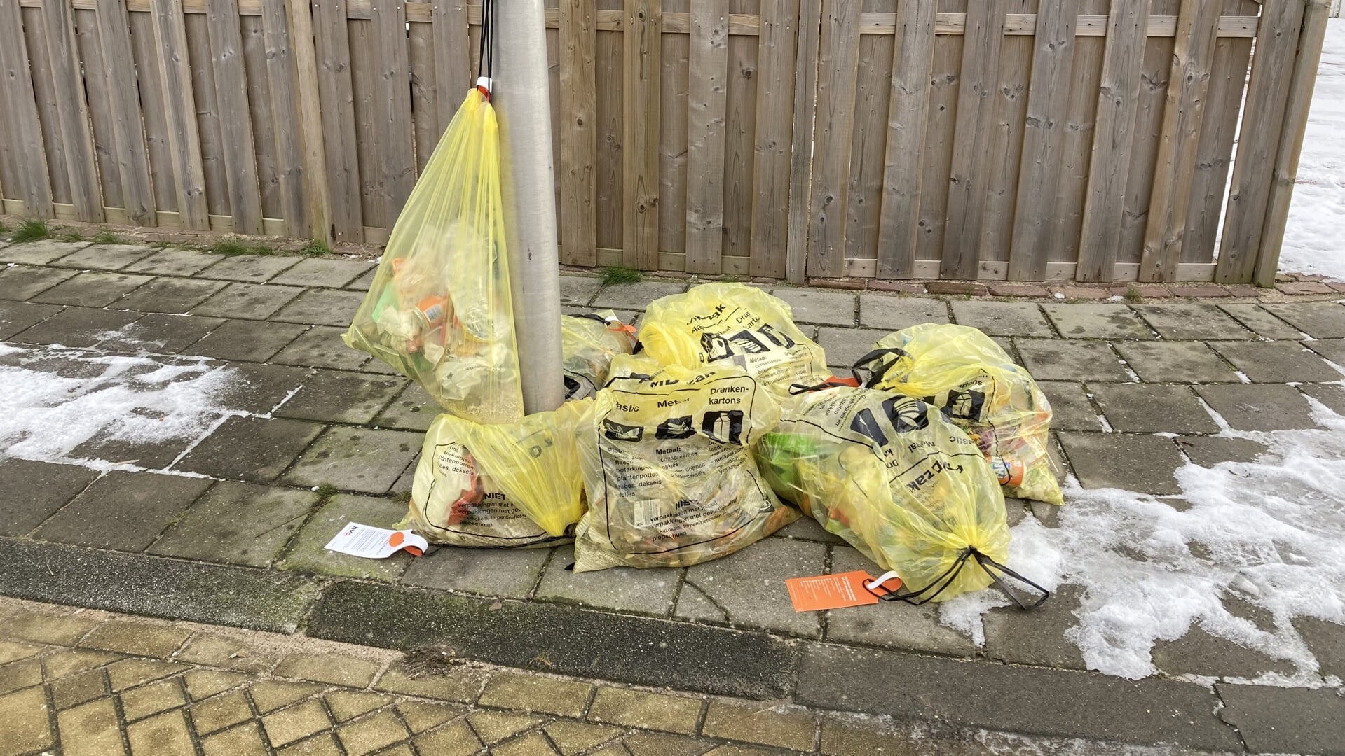 Gele PBD zakken, die met een halslabel blijven 'hangen' worden in het weekend door katten en vogels opengescheurd.