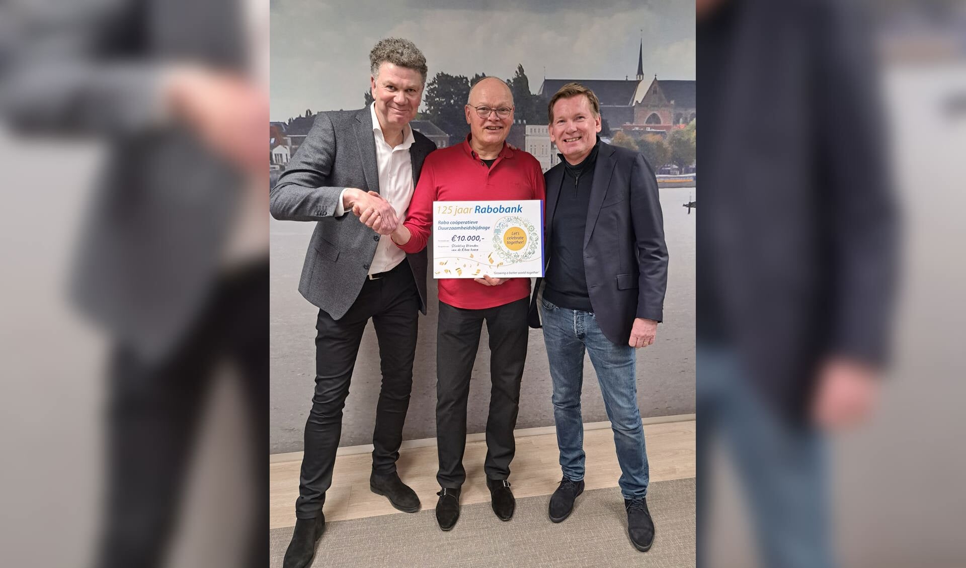 Rechts René Kerstens en links Paul Mallee (directeuren Rabobank IJsselmonde-Drechtsteden) en in het midden Gerard Keuzenkamp (Voorzitter Stichting Vrienden van de Kiboe-hoeve)