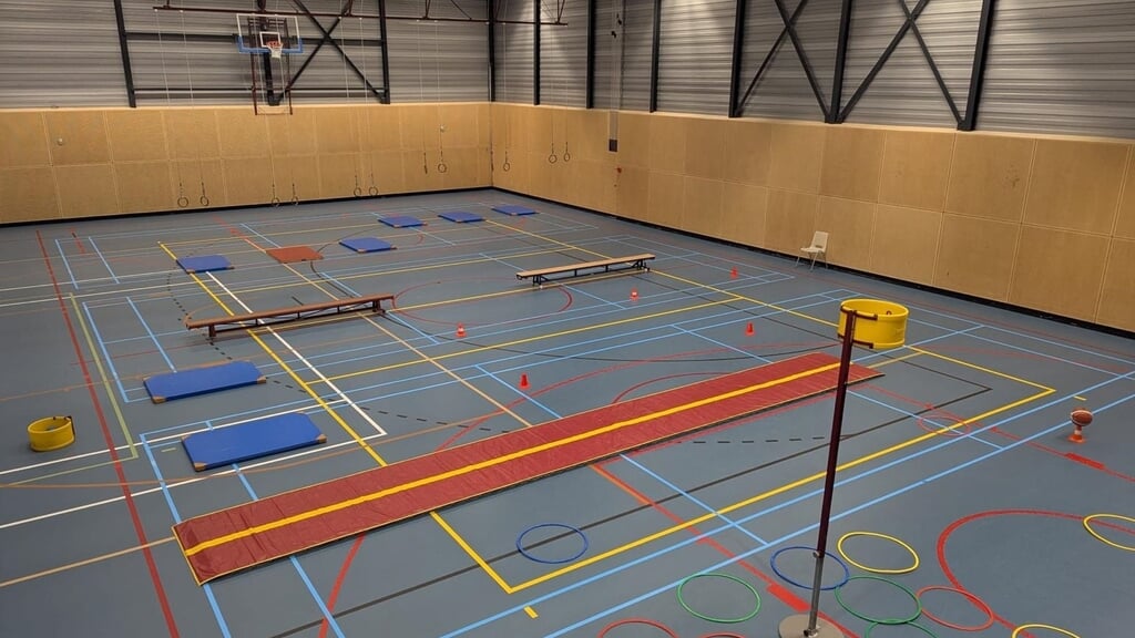 Gymzaal staat klaar voor een gevarieerde les bewegingsonderwijs.