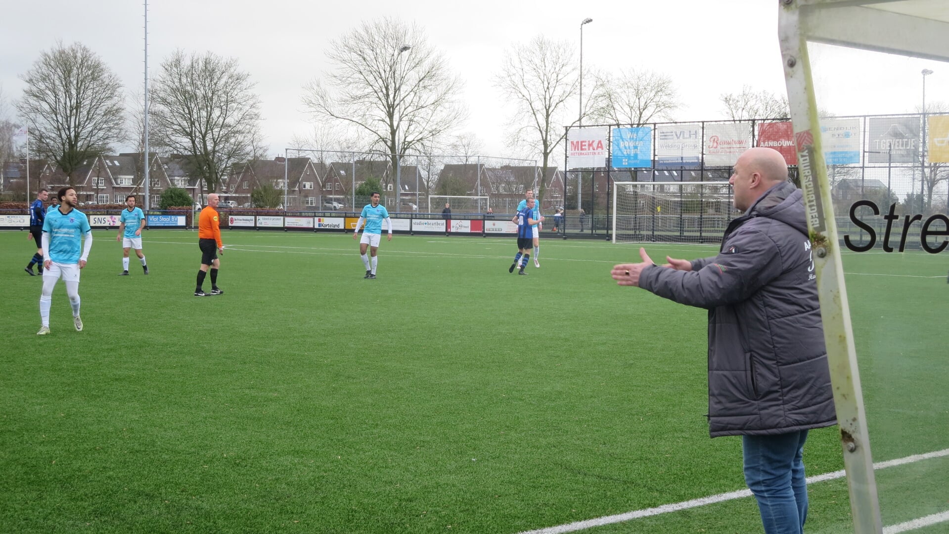 Assistent-trainer en oud-speler van Rijsoord spoort Bart Toom zijn team aan.