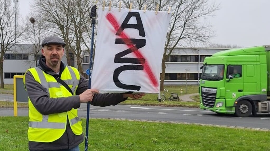 Eric van der Hoeven protesteert tegen de komst van het AZC in hotel Ara.