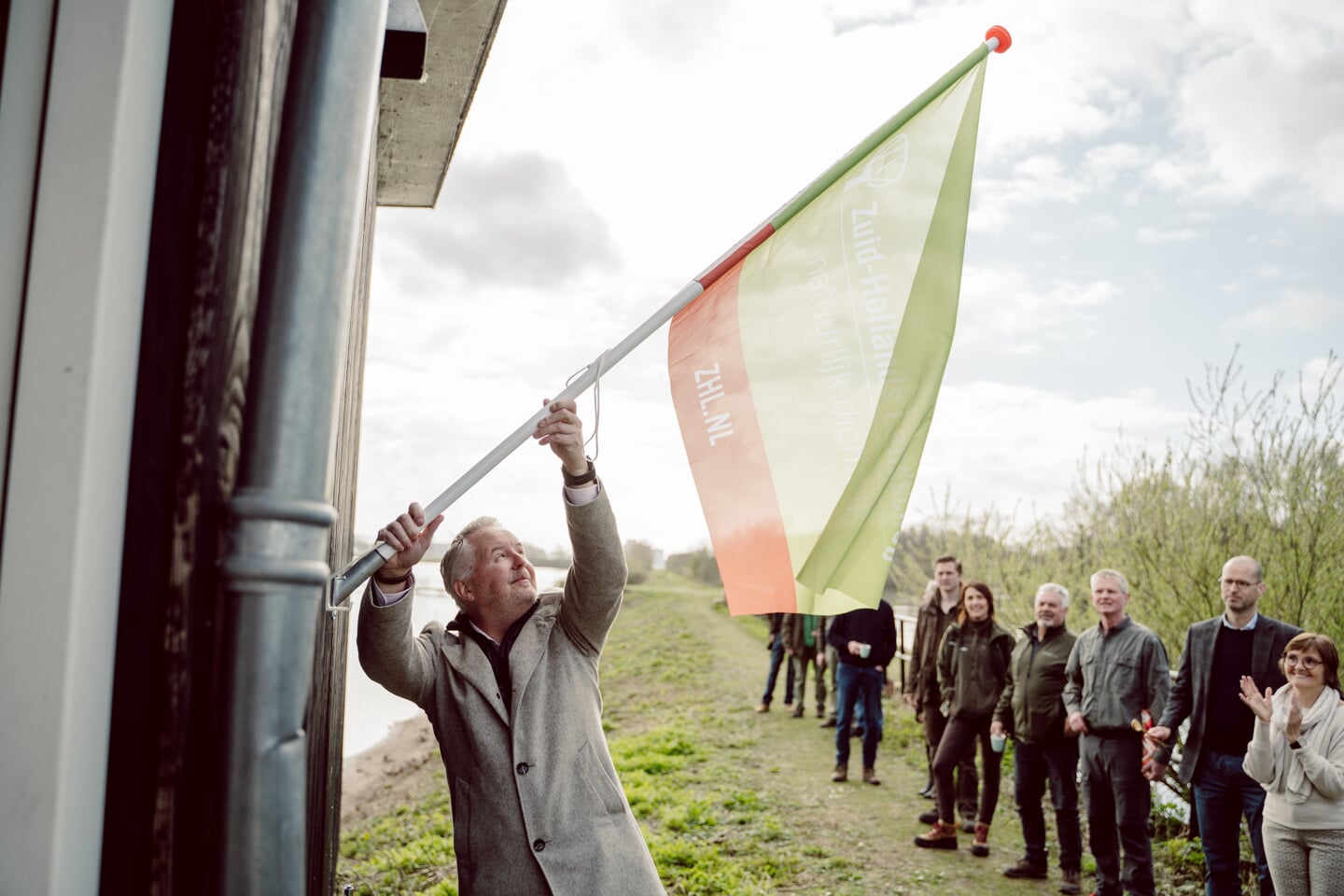 Jos Bisschops, directeur van Stichting Het Zuid-Hollands Landschap hangt de nieuwe vlag op.