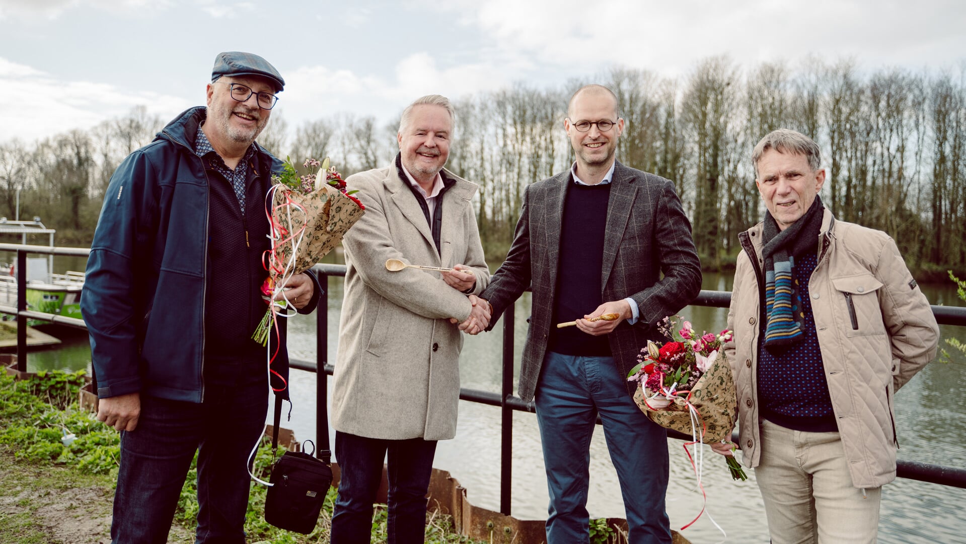 V.l.n.r. Jelle van der Weijde, Jos Bisschops, Burgemeester Van der Giessen en Denny Nugteren (foto: Studio Stoks)