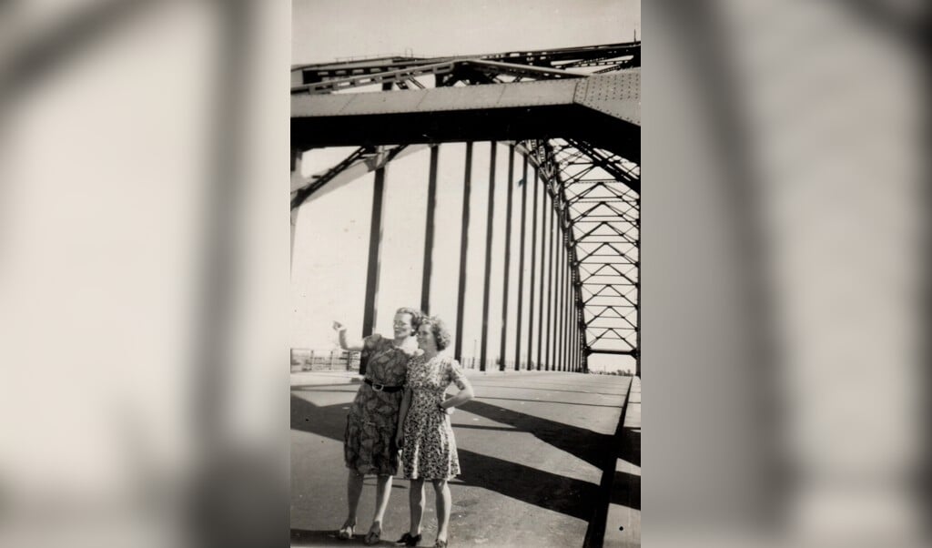 Zomer 1939 vóór de opening van de brug over de Noord stonden Greet Baas en haar vriendin Kaatje Timmerman op de nog lege brug, niet wetend dat de oorlog zo dichtbij was.