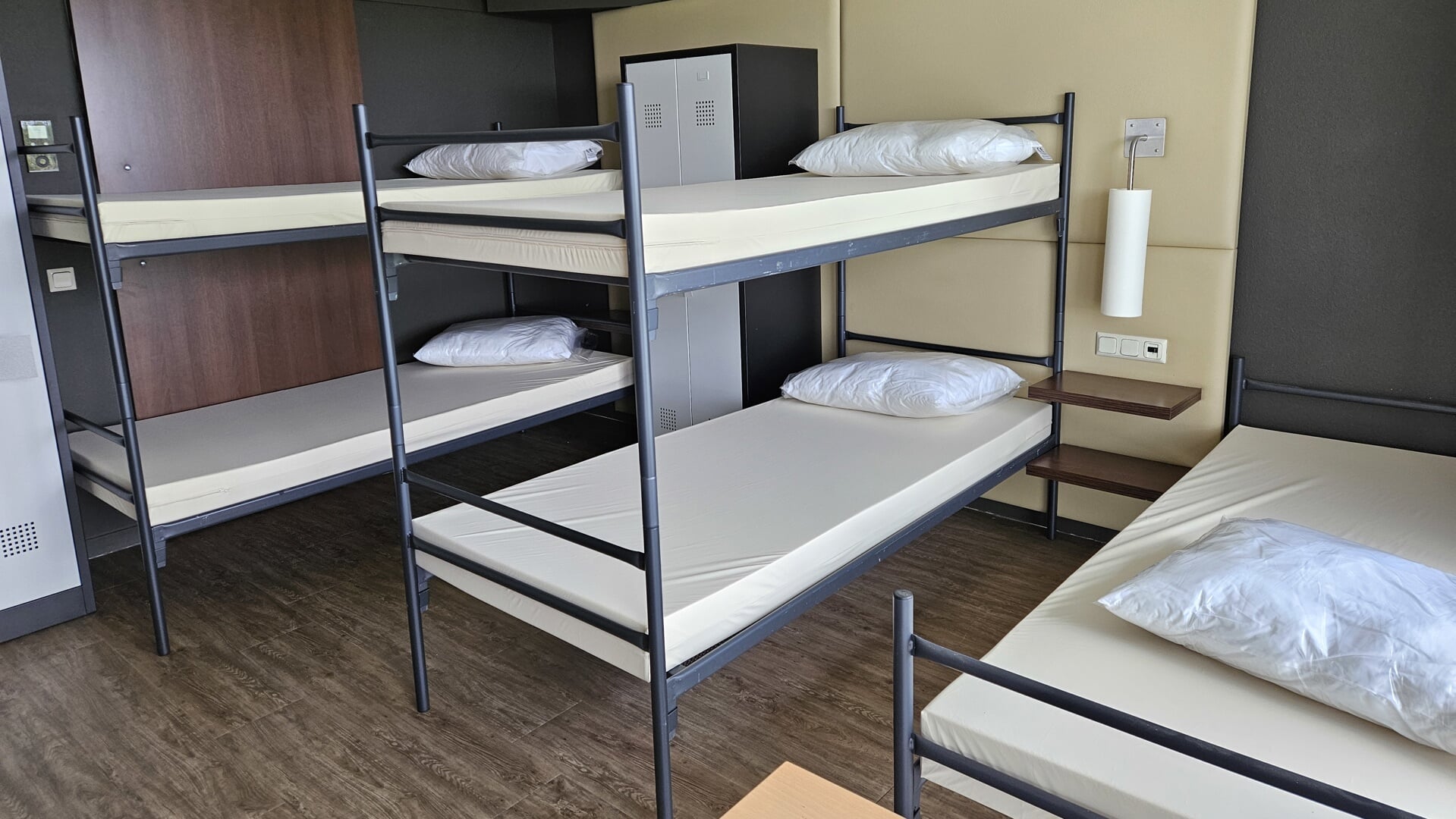 Tweepersoonskamers in hotel ARA zijn met stapelbedden geschikt gemaakt voor vijf asielzoekers. 