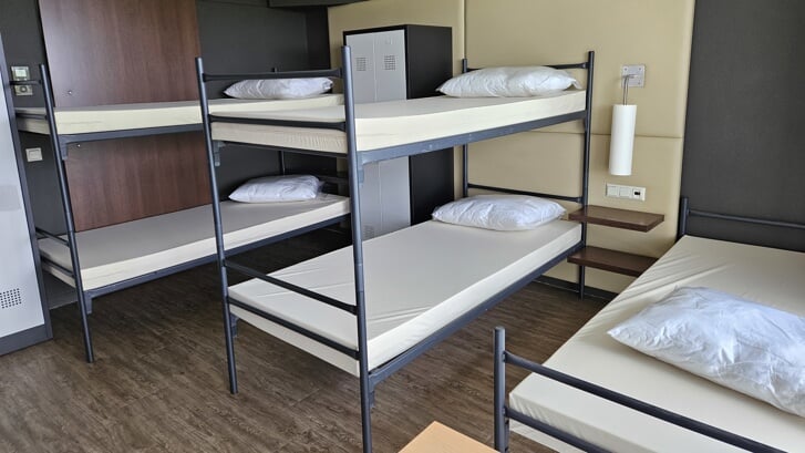 Tweepersoonskamers in hotel ARA zijn met stapelbedden geschikt gemaakt voor vijf asielzoekers. 