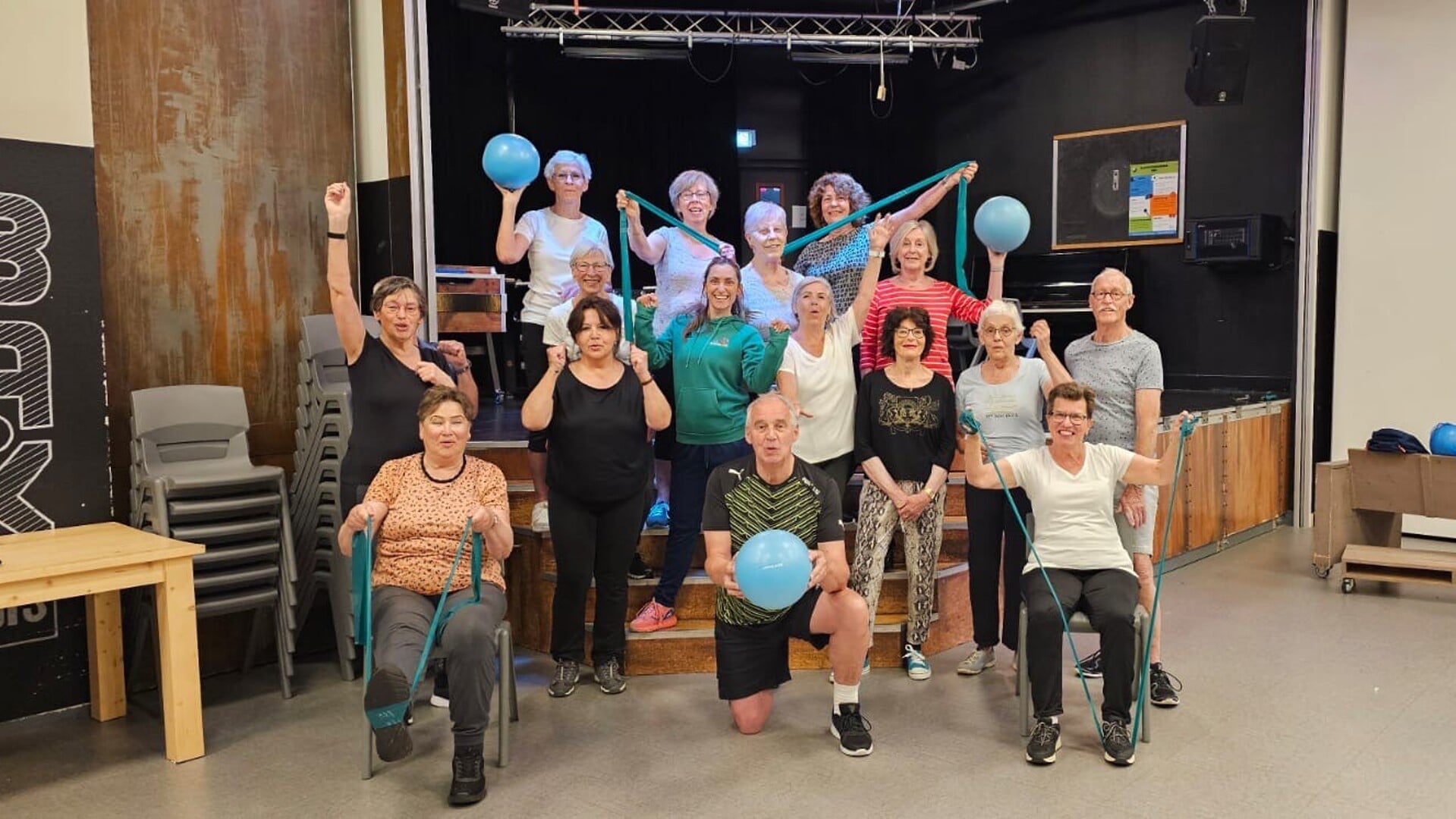 Beweegcoach Nathalie met haar actieve senioren