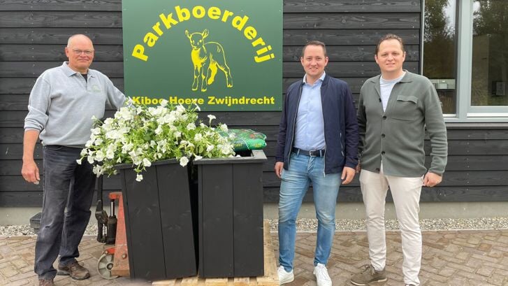 Stichting Gerard Keuzenkamp met Benjamin (l) en Sander Hamer (r) bij de overdracht van de bloembakken en de planten op de boerderij