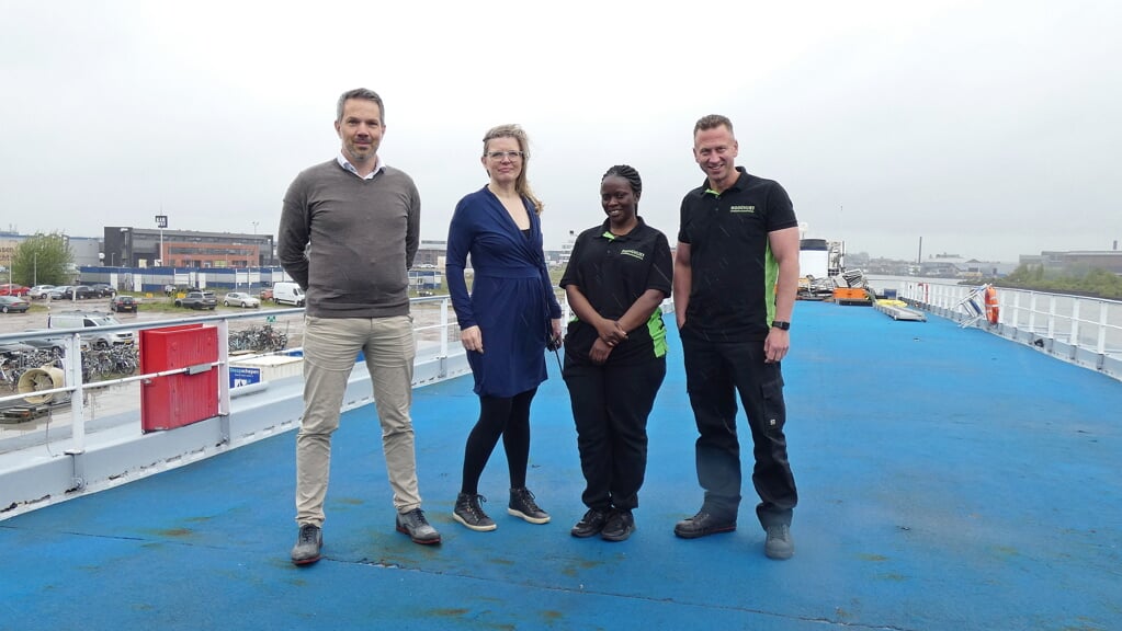 V.l.n.r.: Johan Peekstok, Ilse van Chastelet, Irene Nambajjue en Michael Hoogvliet op het bovendek van asielboot de Bellriva.