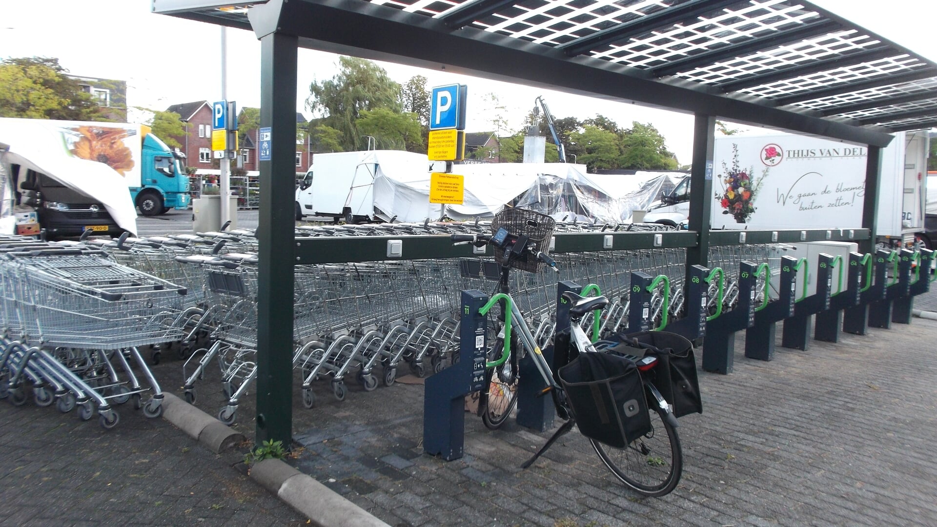 De slimme fietsenstalling bij De Schoof: weinig fietsen en heel veel winkelwagentjes.