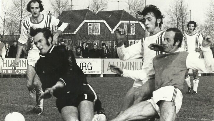 Met afgezakte kousen bindt Kees Stokvis volop de strijd aan tegen de mannen van Hermes DVS
