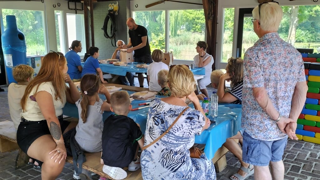 Vogelhuisjes maken op de Groene Helden middag in de Kiboe-Hoeve