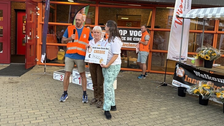 Uitreiking cheque Hospice De Cirkel