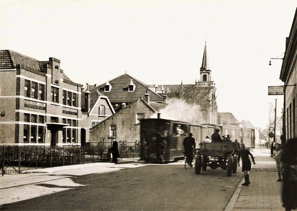 De laatste tramrit in Zwijndrecht in 1941. Op de achtergrond onder meer het gebouw van de Boerenleenbank en de Bethelkerk. Collectie auteur.
