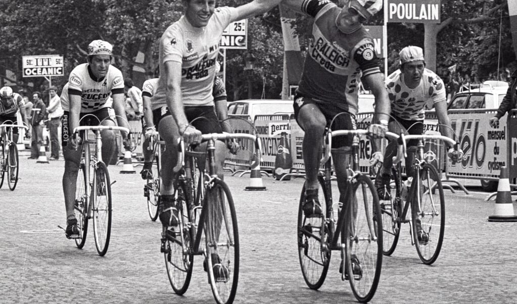 Tour de France 1980: Joop Zoetemelk en Gerrie Knetemann finishen samen op de Champs Elysées - archieffoto Cor Vos ©