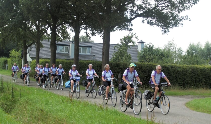 Fietsclub De Liefhebbers onderweg.
