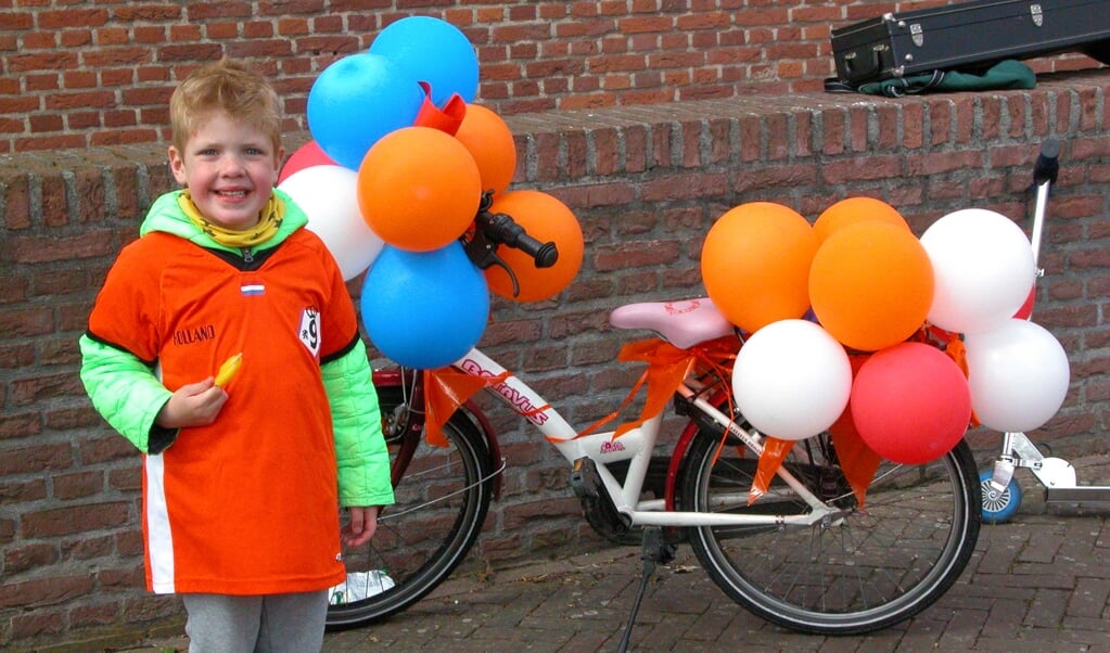 Fietsen versieren kan dit jaar voor Koningsdag in Lepelstraat wel maar dan voor op de foto in plaats van de optocht. 
