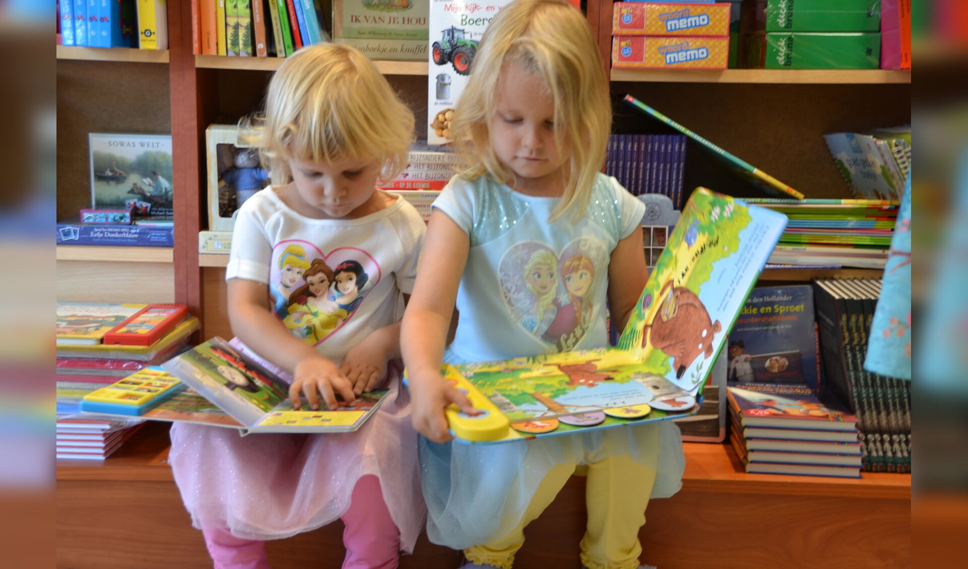 Deze twee jonge kinderen halen het hart op aan prentenboeken lezen.