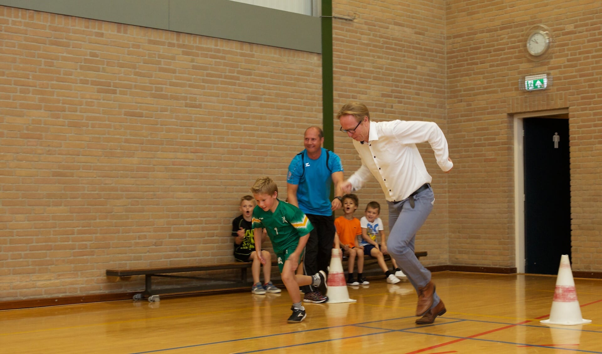 Wethouder Lars van der Beek deed fanatiek met de kinderen mee.