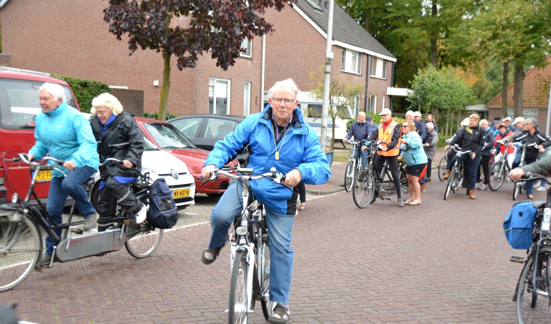 Piet Brocatus stapt op zijn fiets voor de laatste tandemtocht met Vigeta.