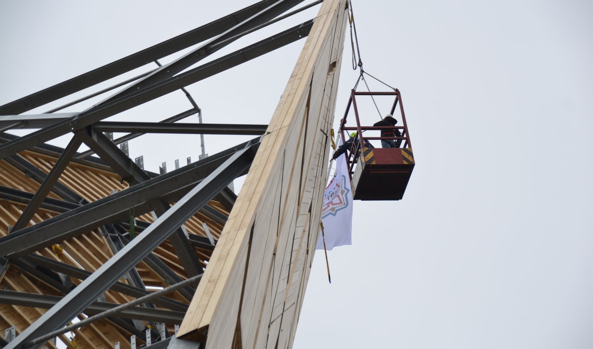 Het aanbrengen van de vlag op het hooogste punt van de Pompejustoren op Fort de Roovere.